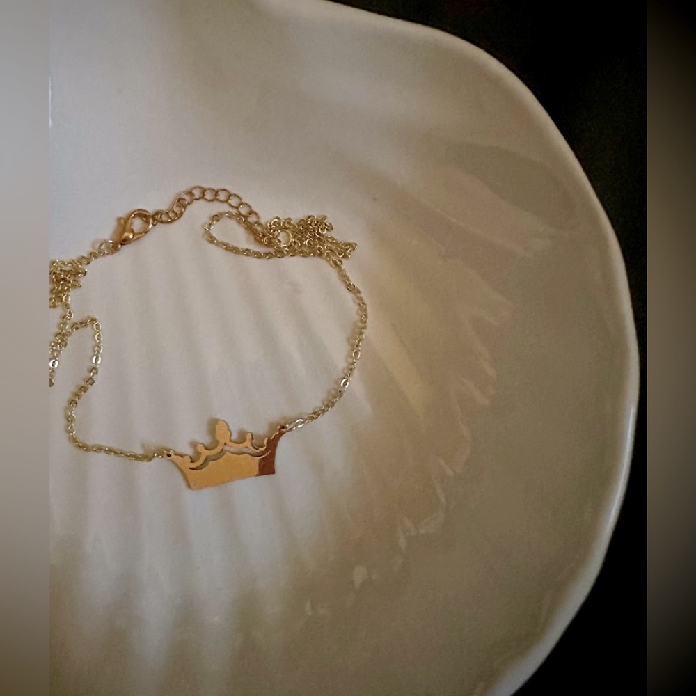 3/$10 🌼 Elegant Gold Crown Necklace